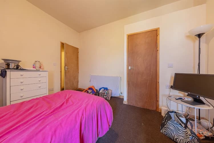 property photo 11 of 17