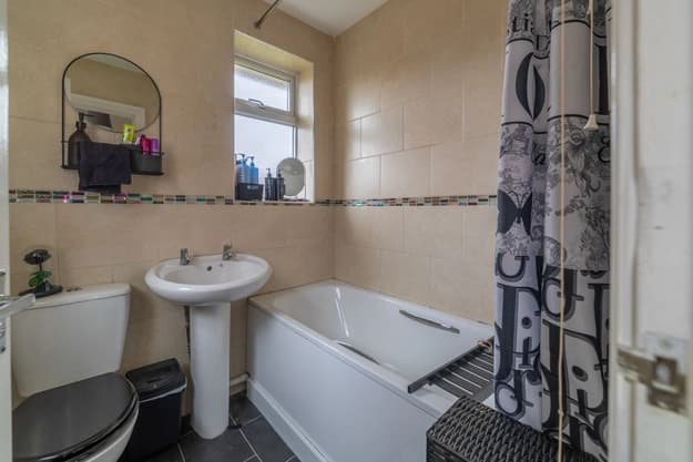 property photo 8 of 17