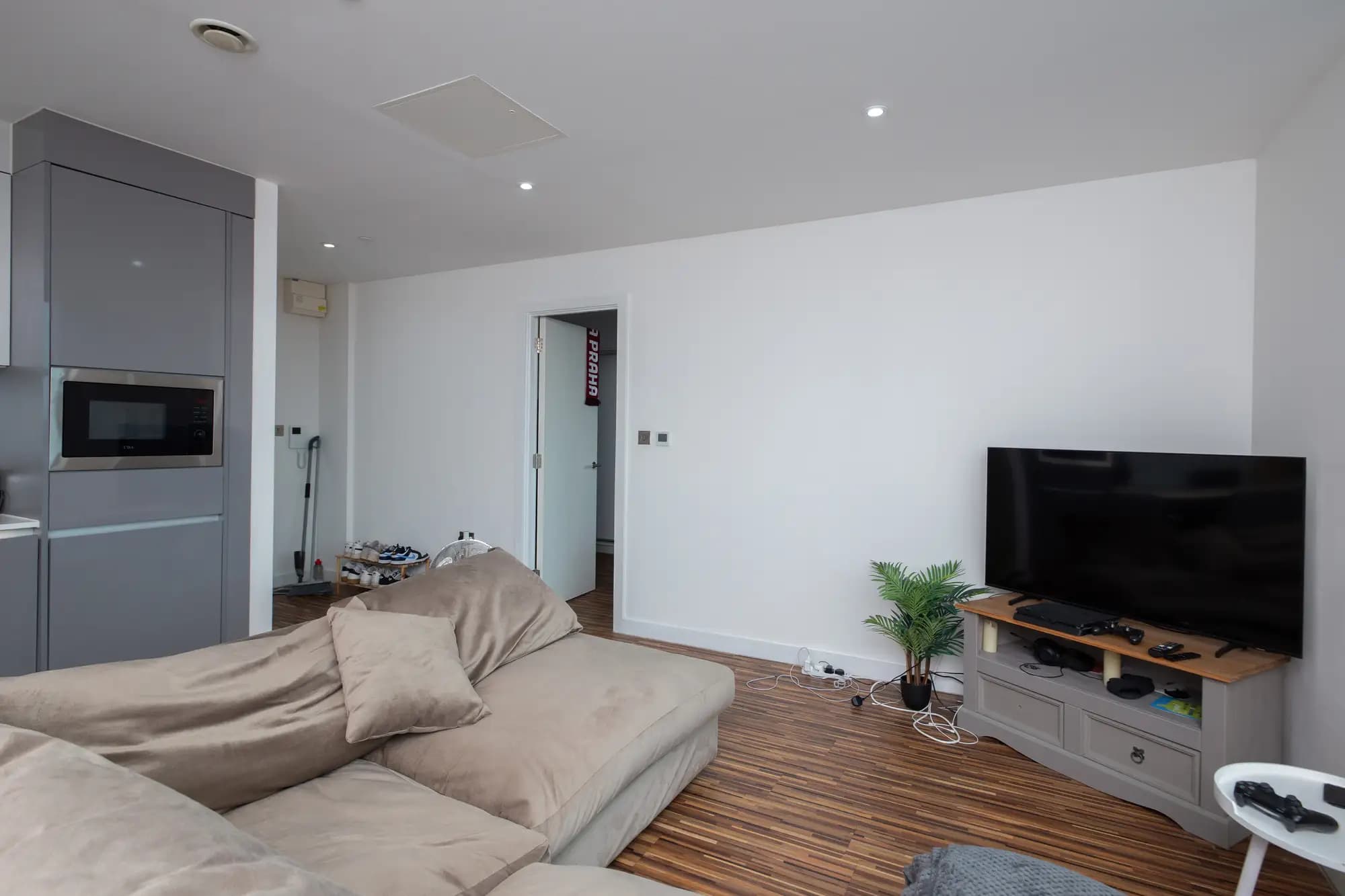 property photo 4 of 15