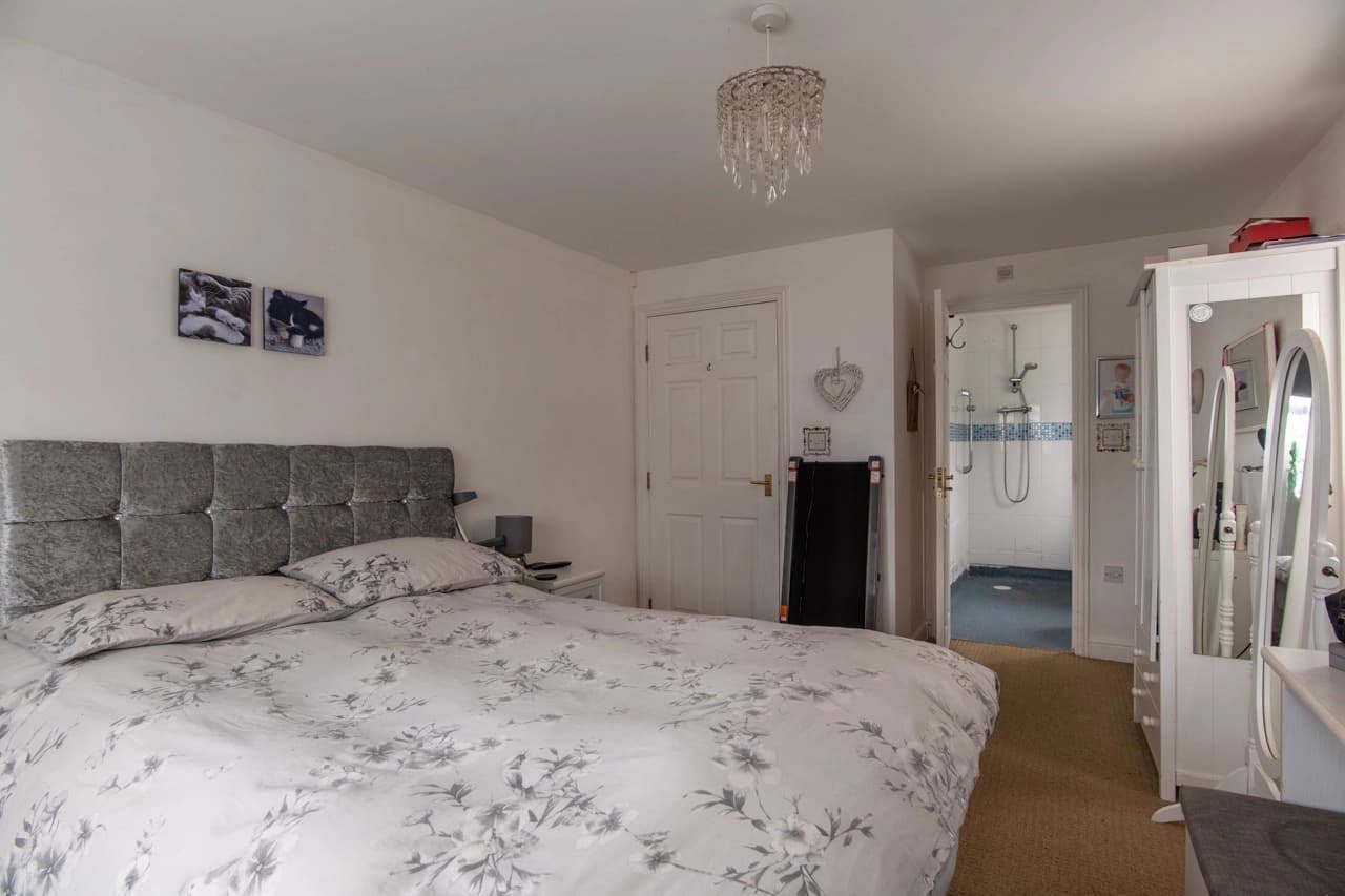 property photo 10 of 19