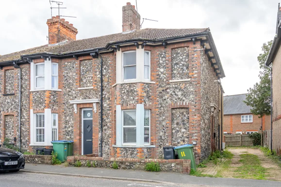 property photo 1 of 10