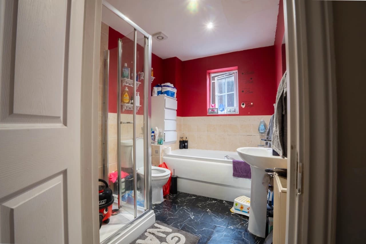 property photo 8 of 18