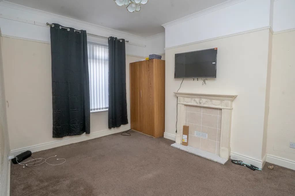 property photo 6 of 32