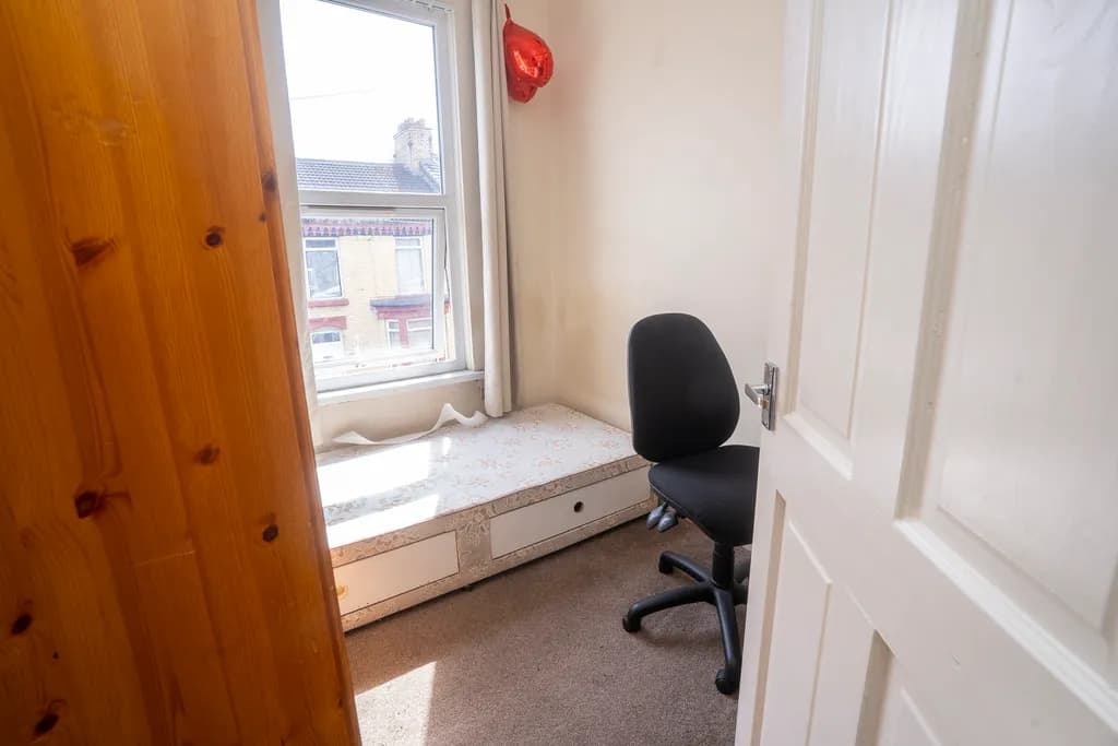 property photo 18 of 32
