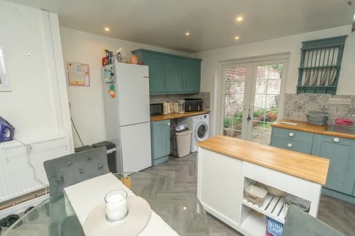 property photo 6 of 18