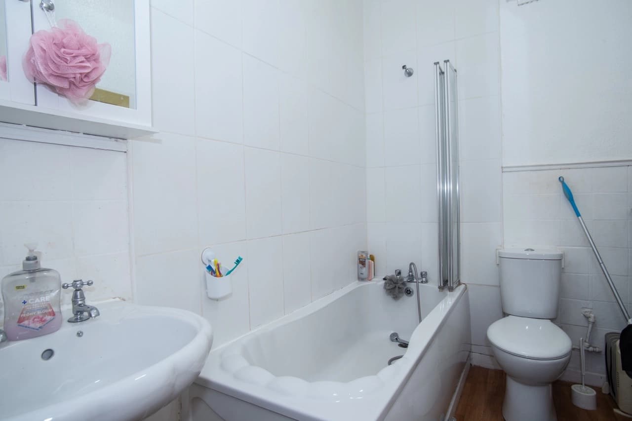 property photo 8 of 18