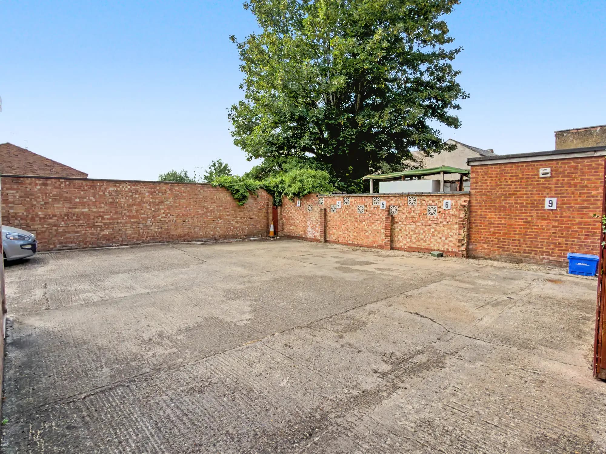 property photo 16 of 18