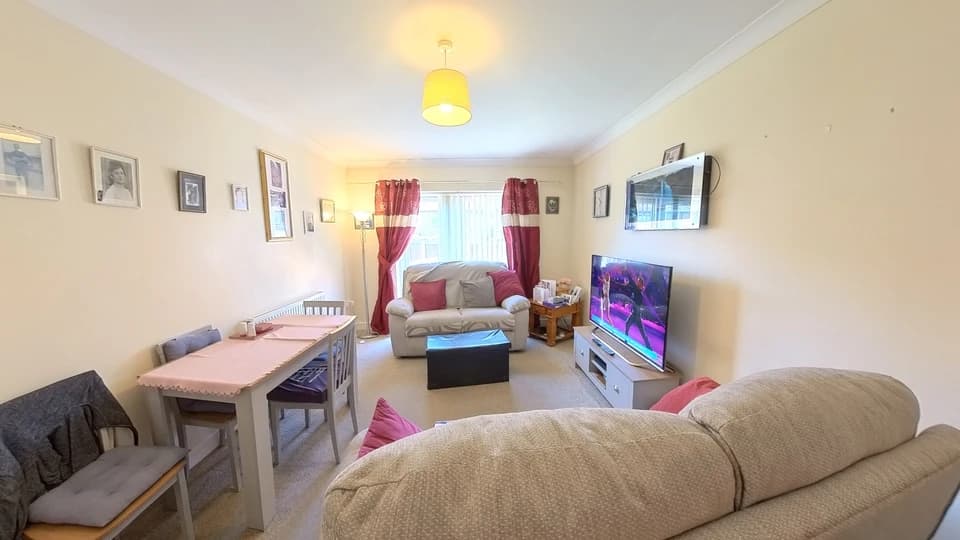 property photo 4 of 17