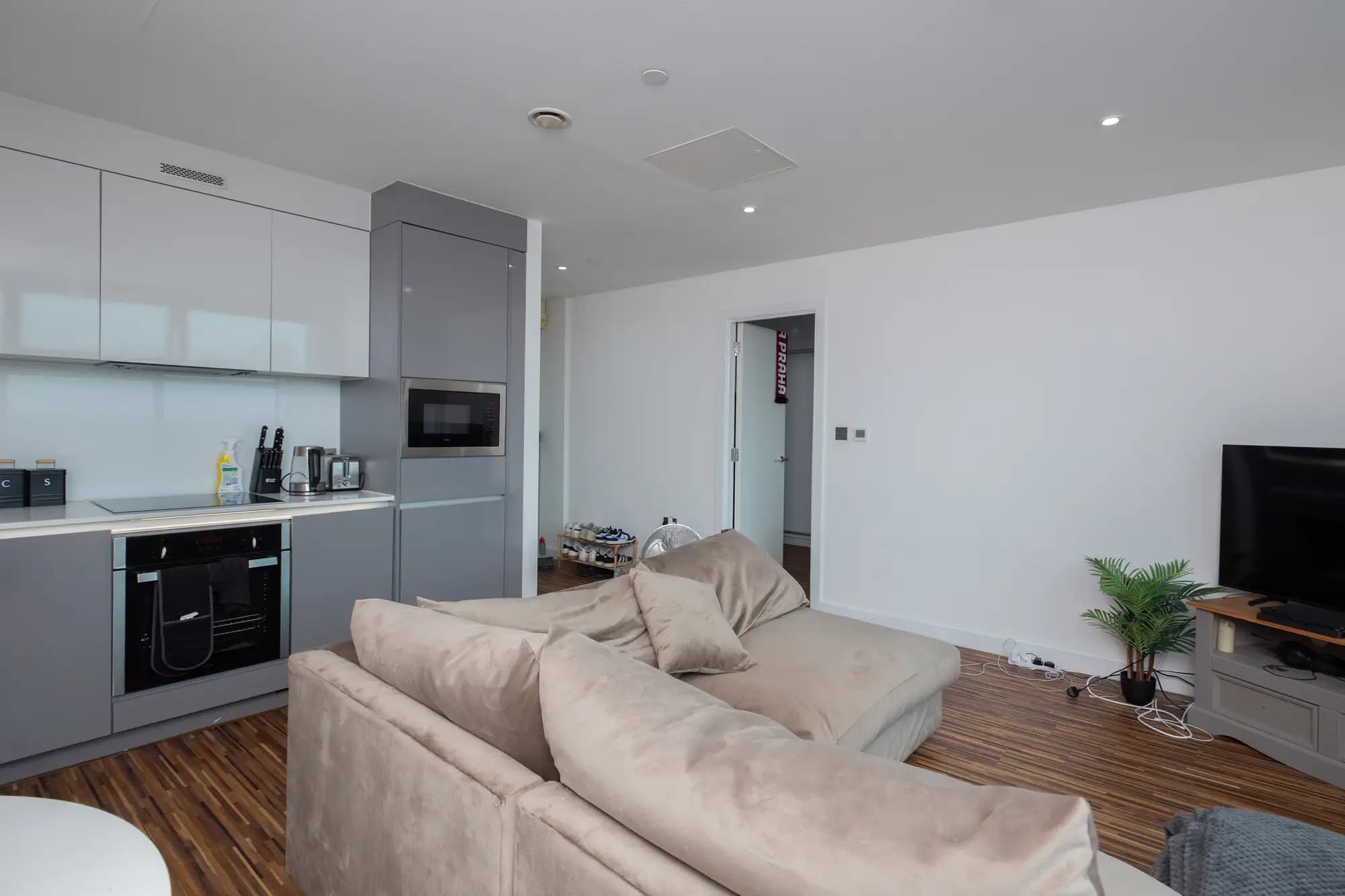 property photo 6 of 15