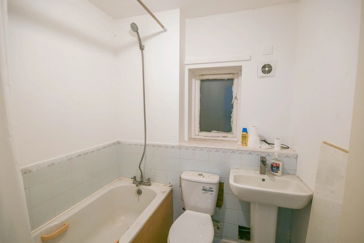 property photo 9 of 18
