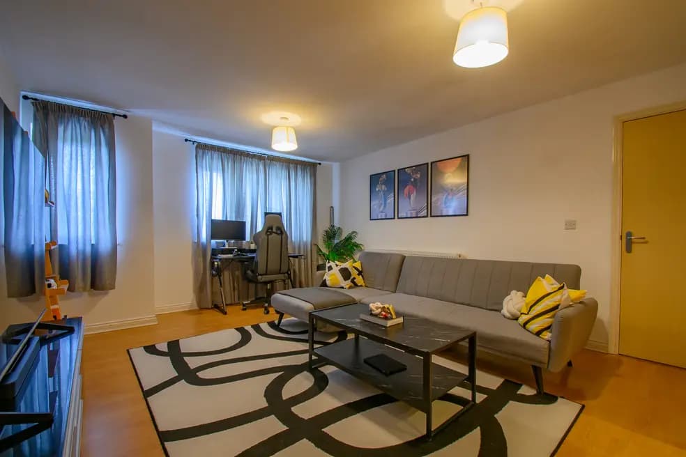 property photo 5 of 17