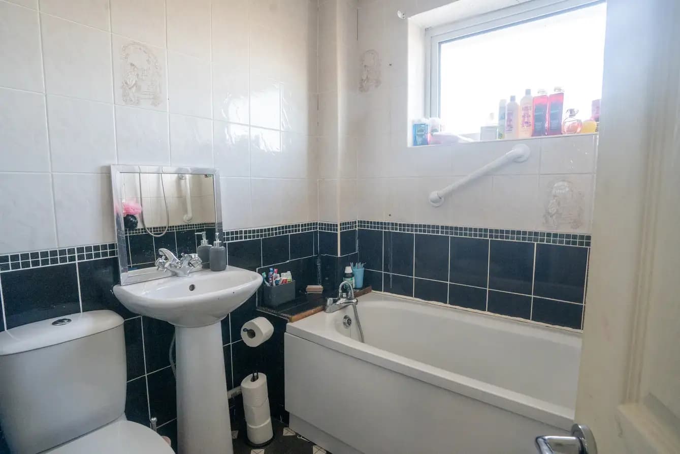 property photo 10 of 27