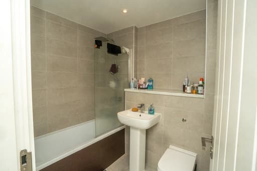 property photo 10 of 25