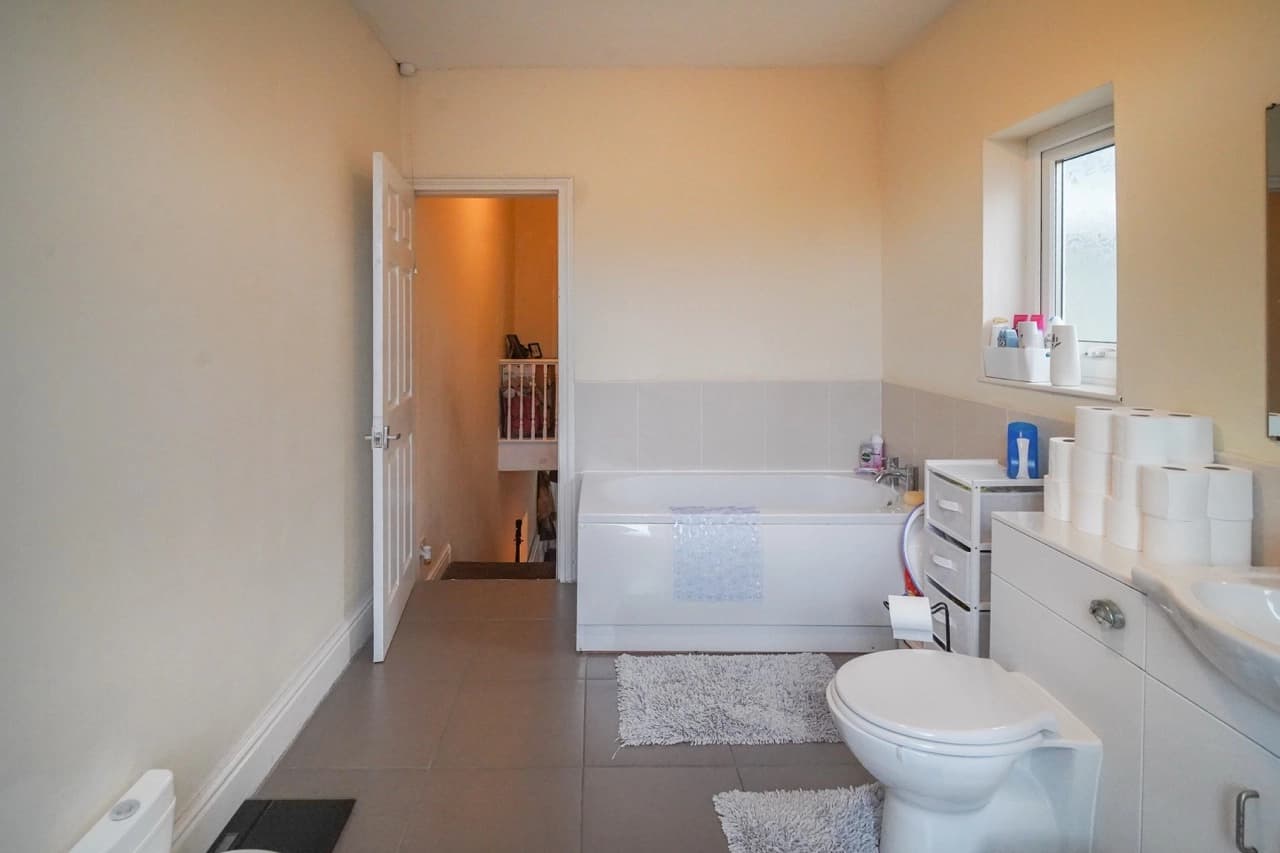 property photo 11 of 20