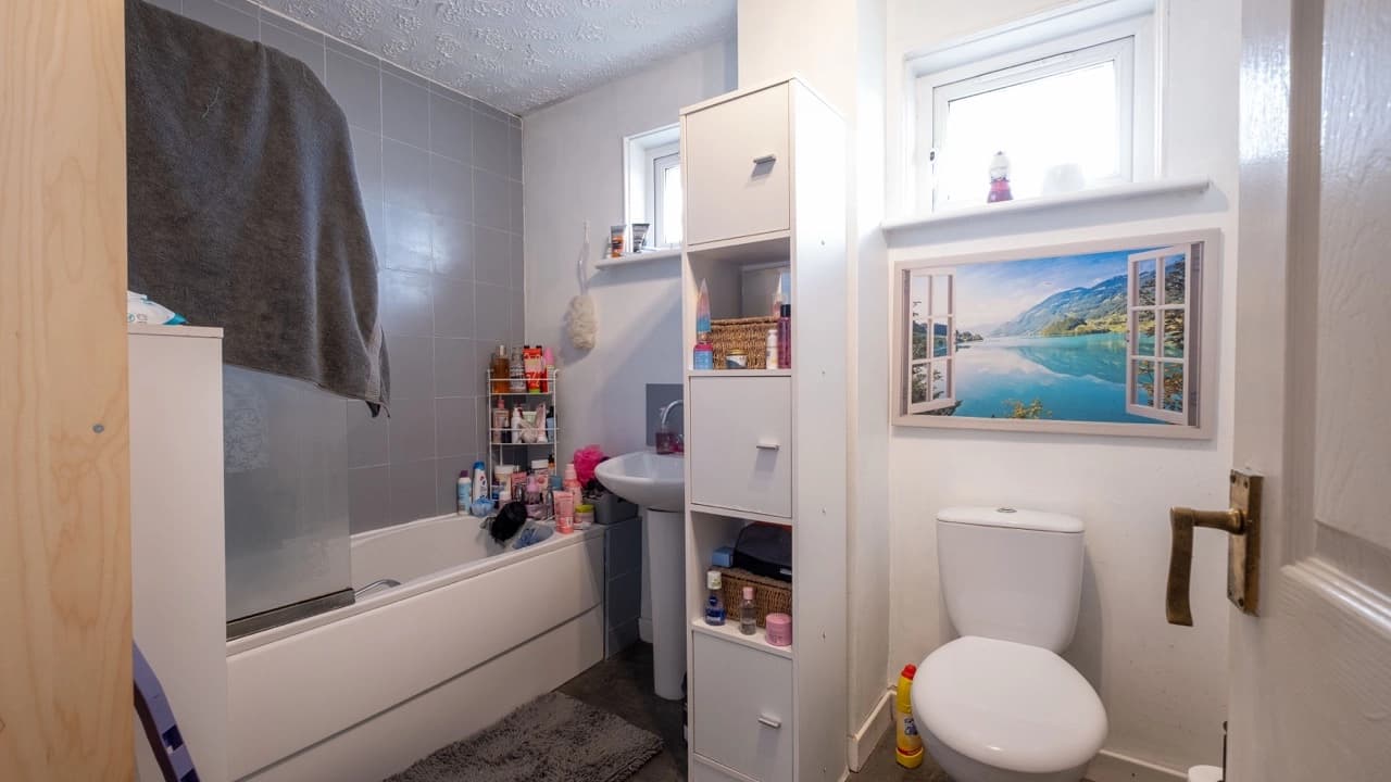 property photo 9 of 20