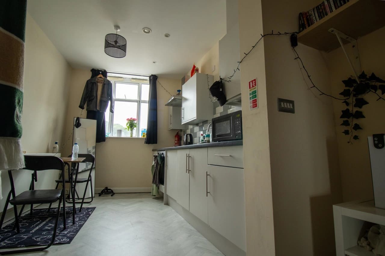 property photo 5 of 11