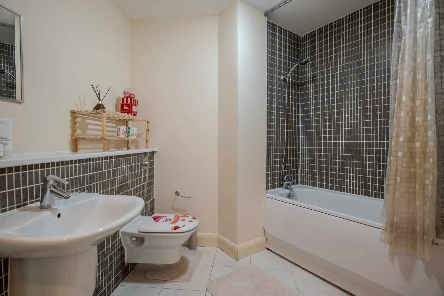 property photo 7 of 17
