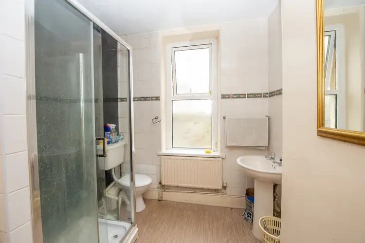 property photo 6 of 8
