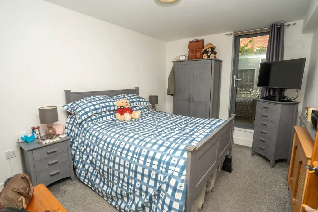 property photo 8 of 15