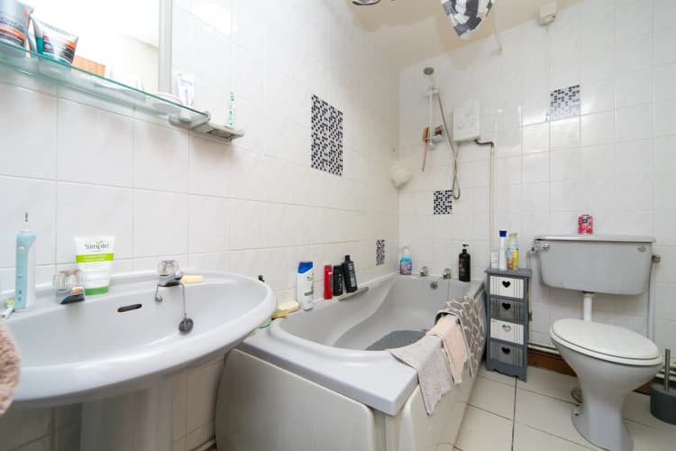 property photo 6 of 12