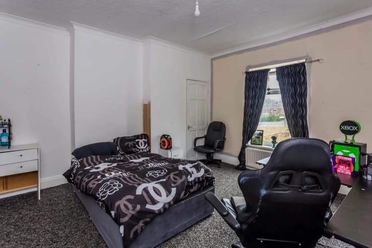 property photo 8 of 17