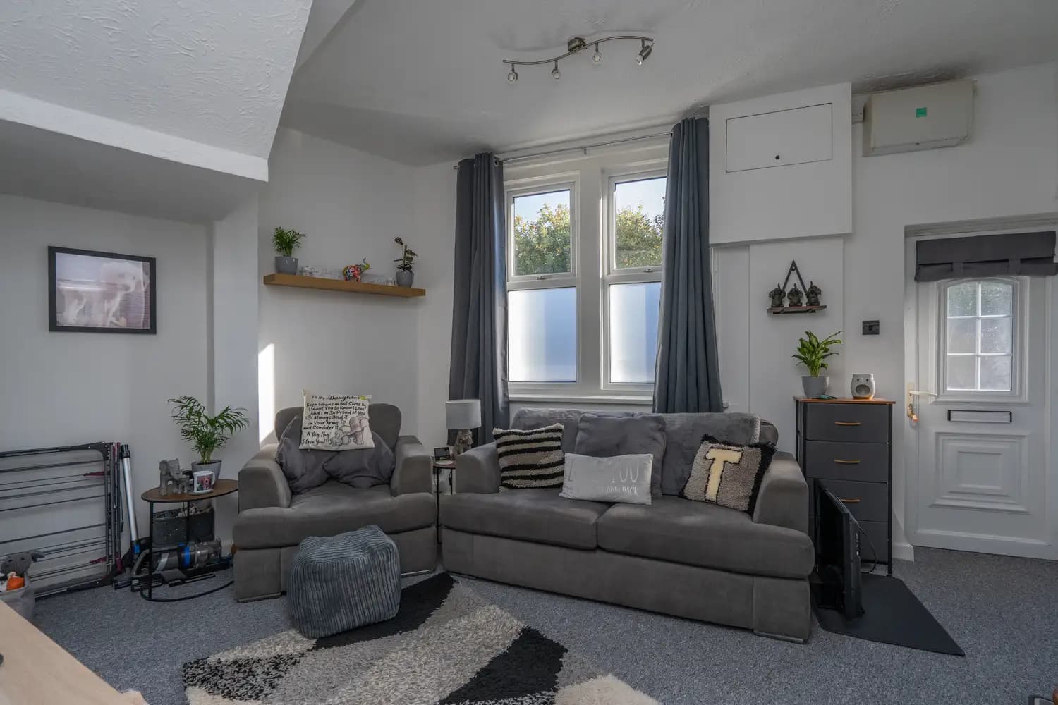 property photo 4 of 16