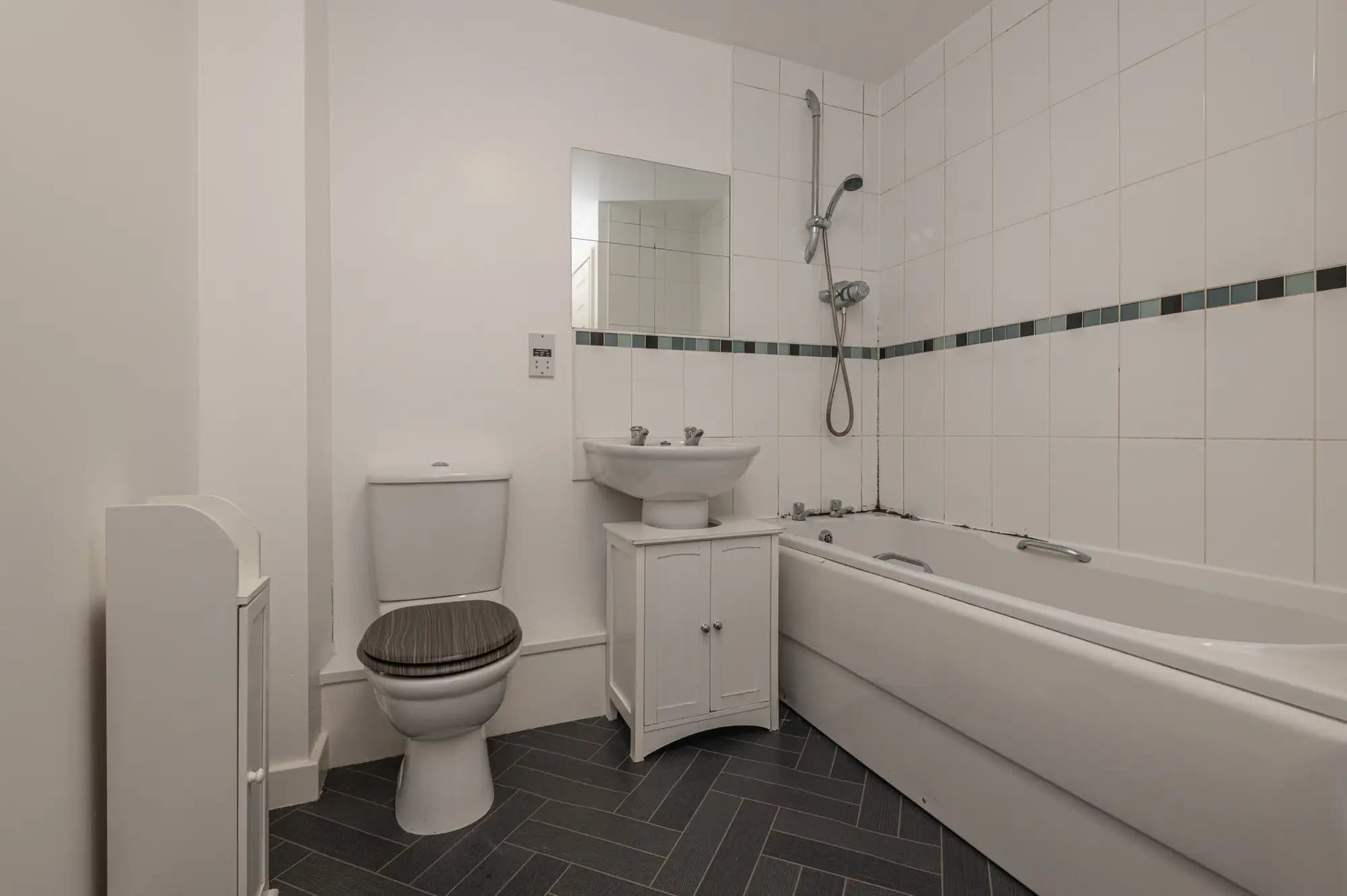 property photo 8 of 20