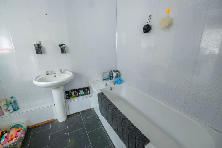 property photo 8 of 18