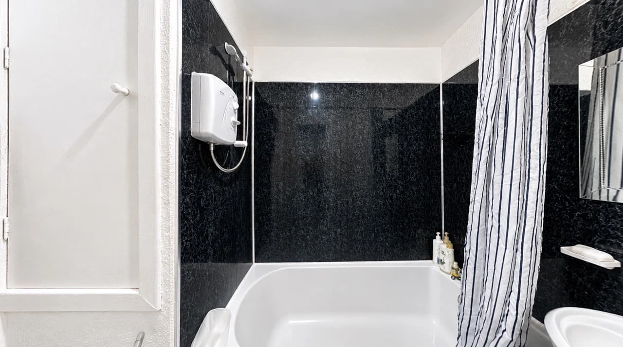 property photo 10 of 17