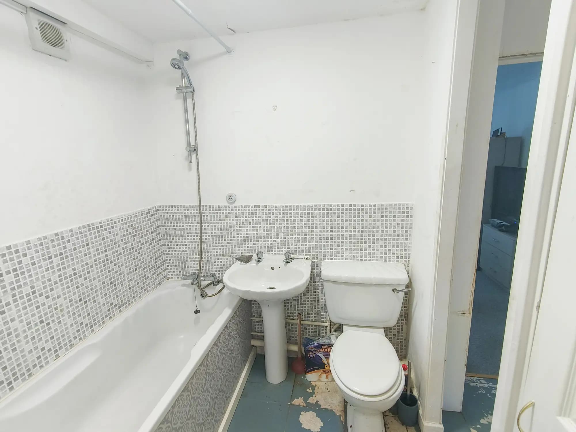 property photo 7 of 12