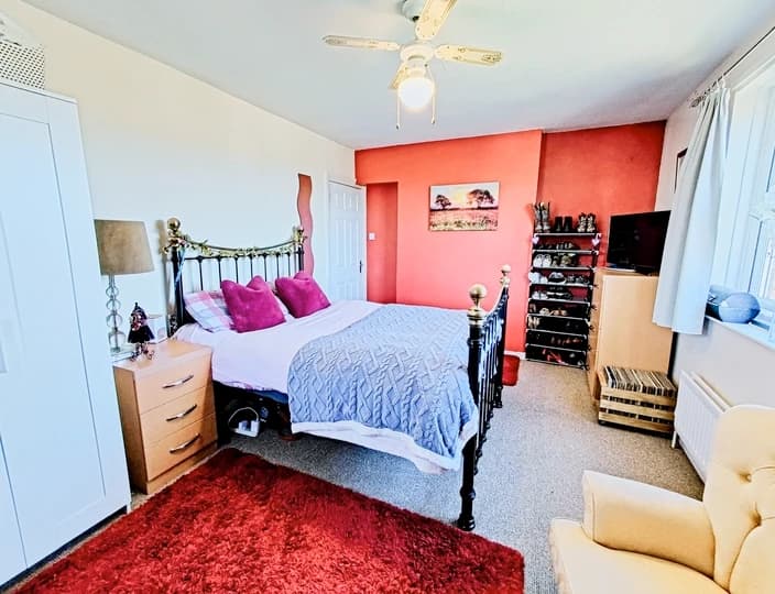 property photo 11 of 19