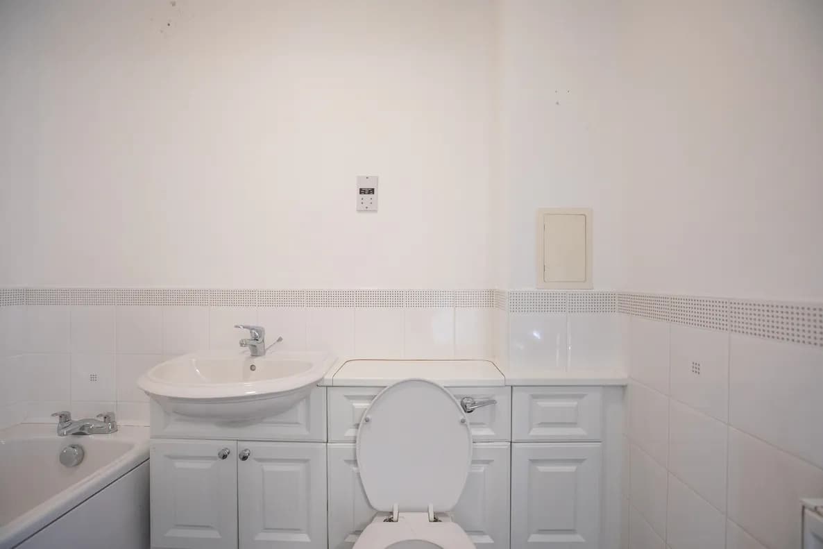 property photo 8 of 18