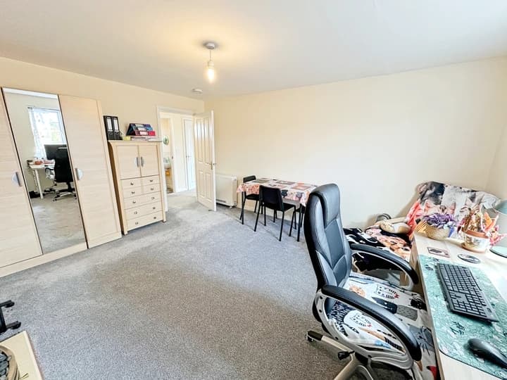 property photo 4 of 18