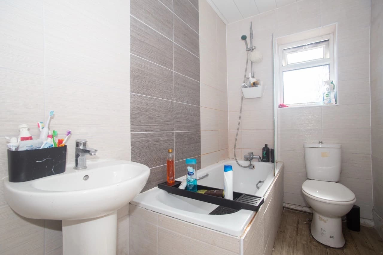 property photo 8 of 18