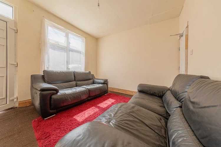 property photo 4 of 17