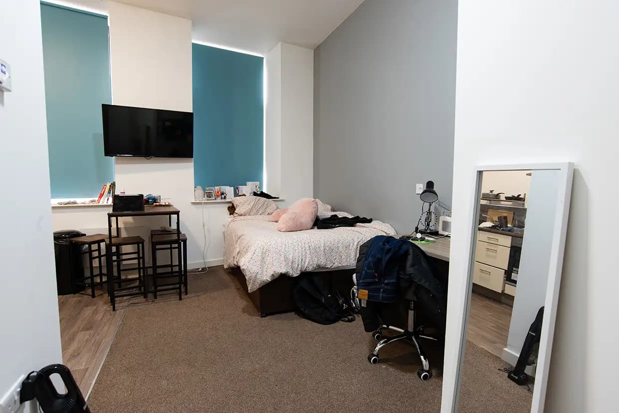 property photo 8 of 16