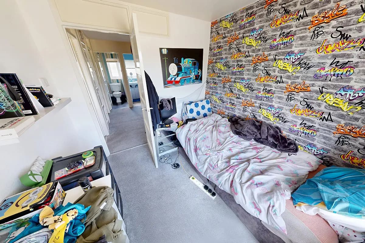 property photo 11 of 38