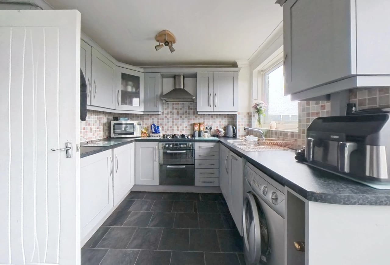 property photo 5 of 18