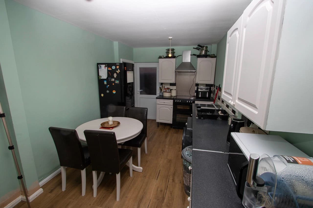 property photo 8 of 19