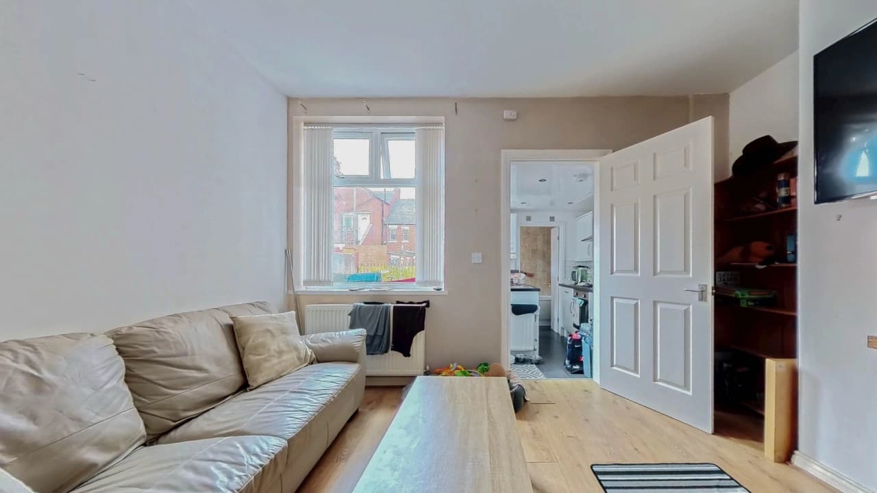 property photo 4 of 18
