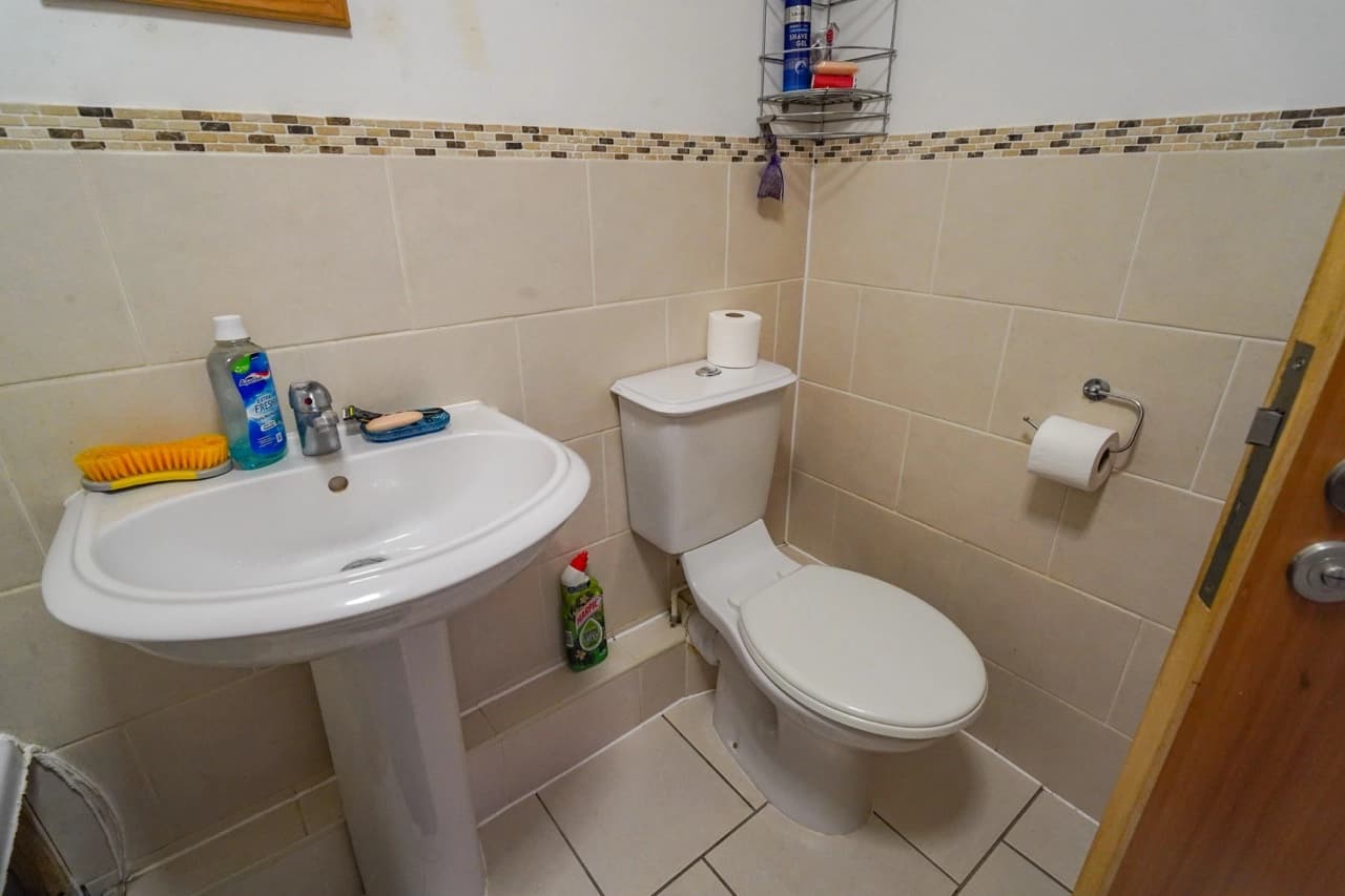 property photo 7 of 16