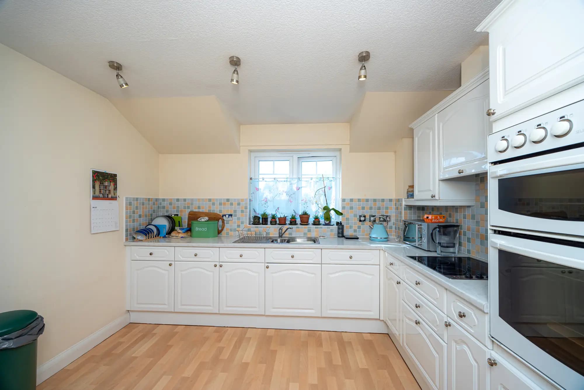 property photo 6 of 12