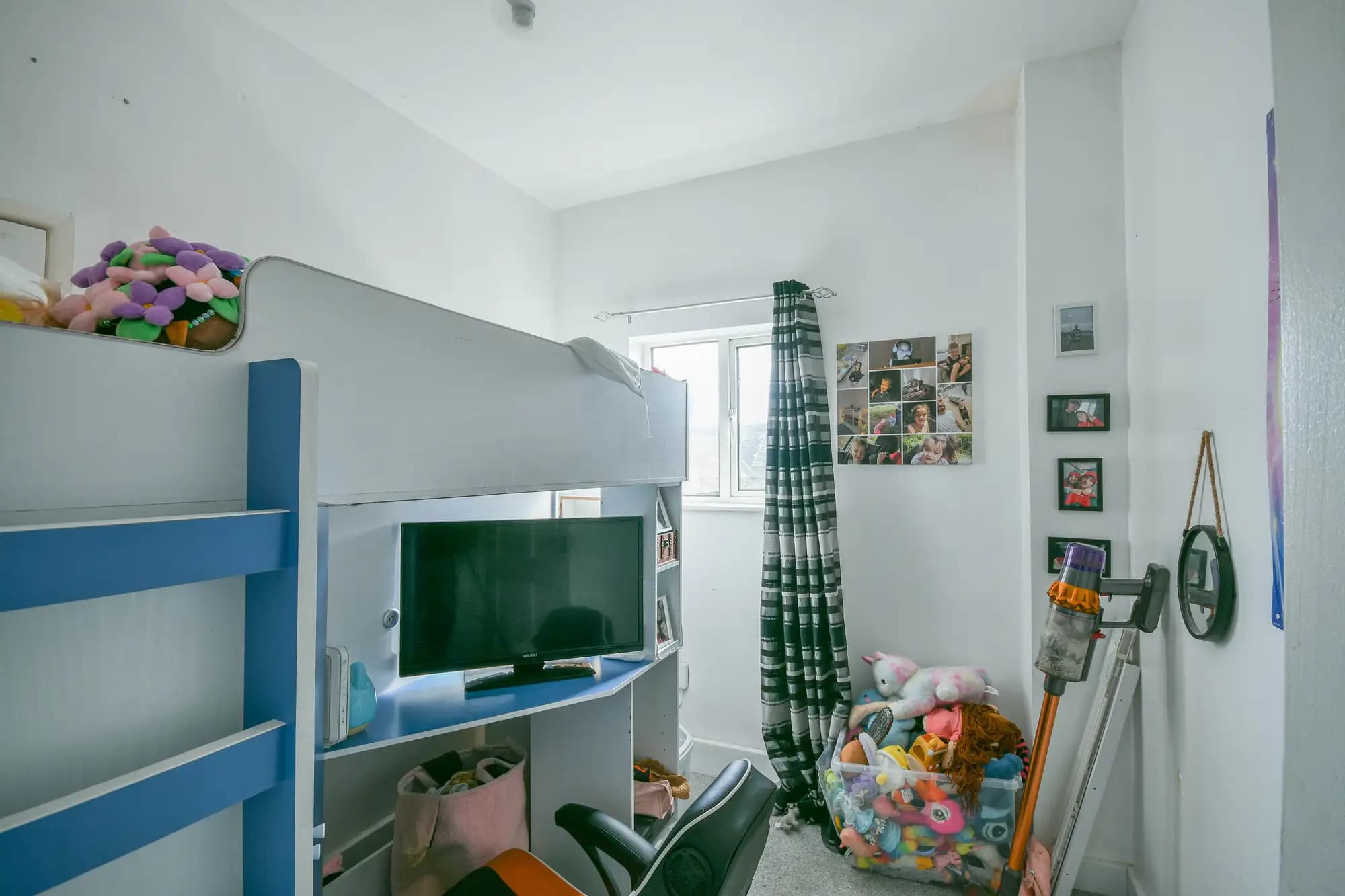 property photo 10 of 17
