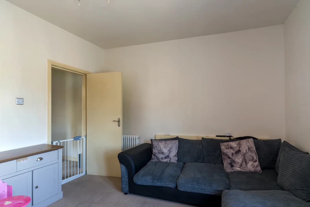 property photo 4 of 18