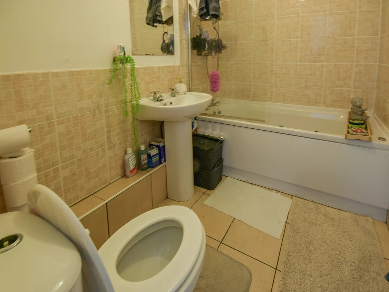 property photo 6 of 17