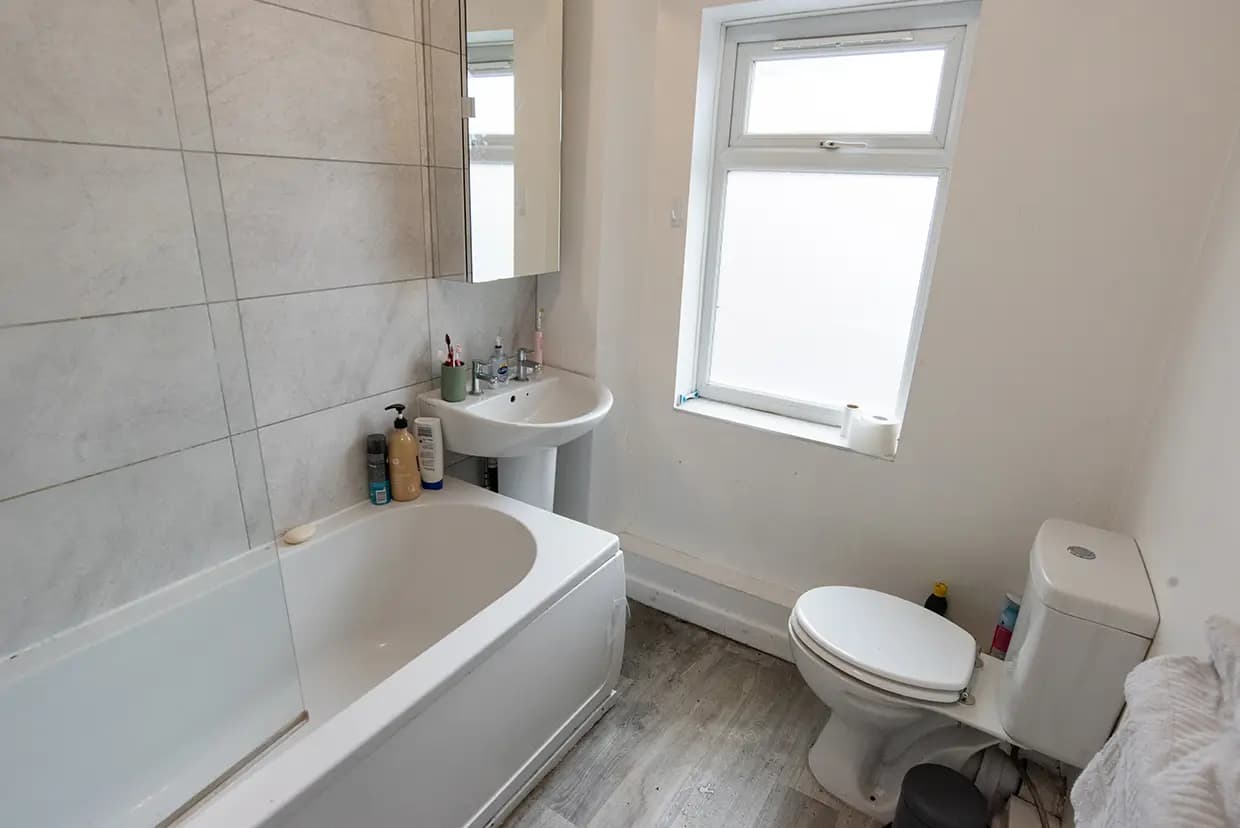 property photo 8 of 16