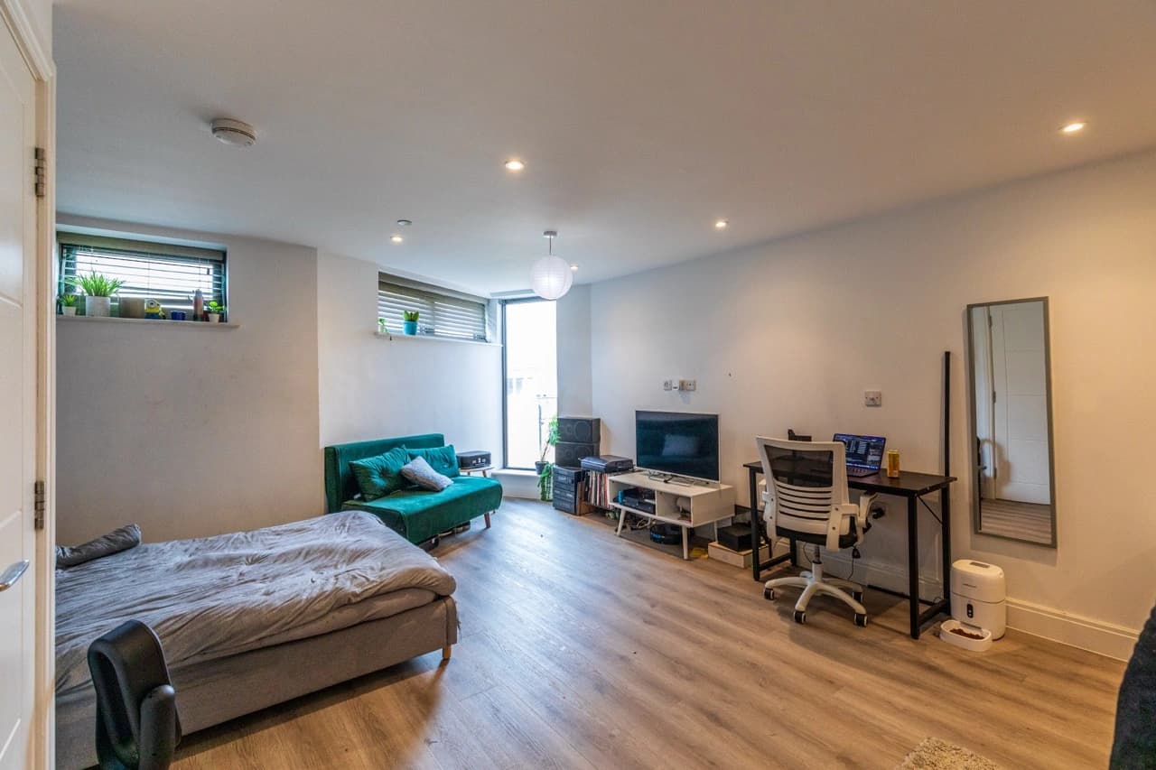 property photo 6 of 16