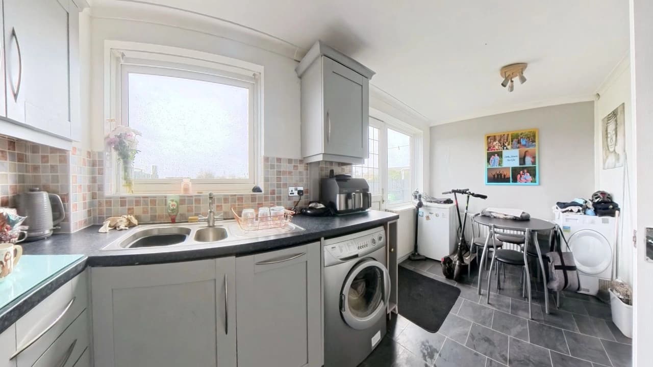 property photo 6 of 18