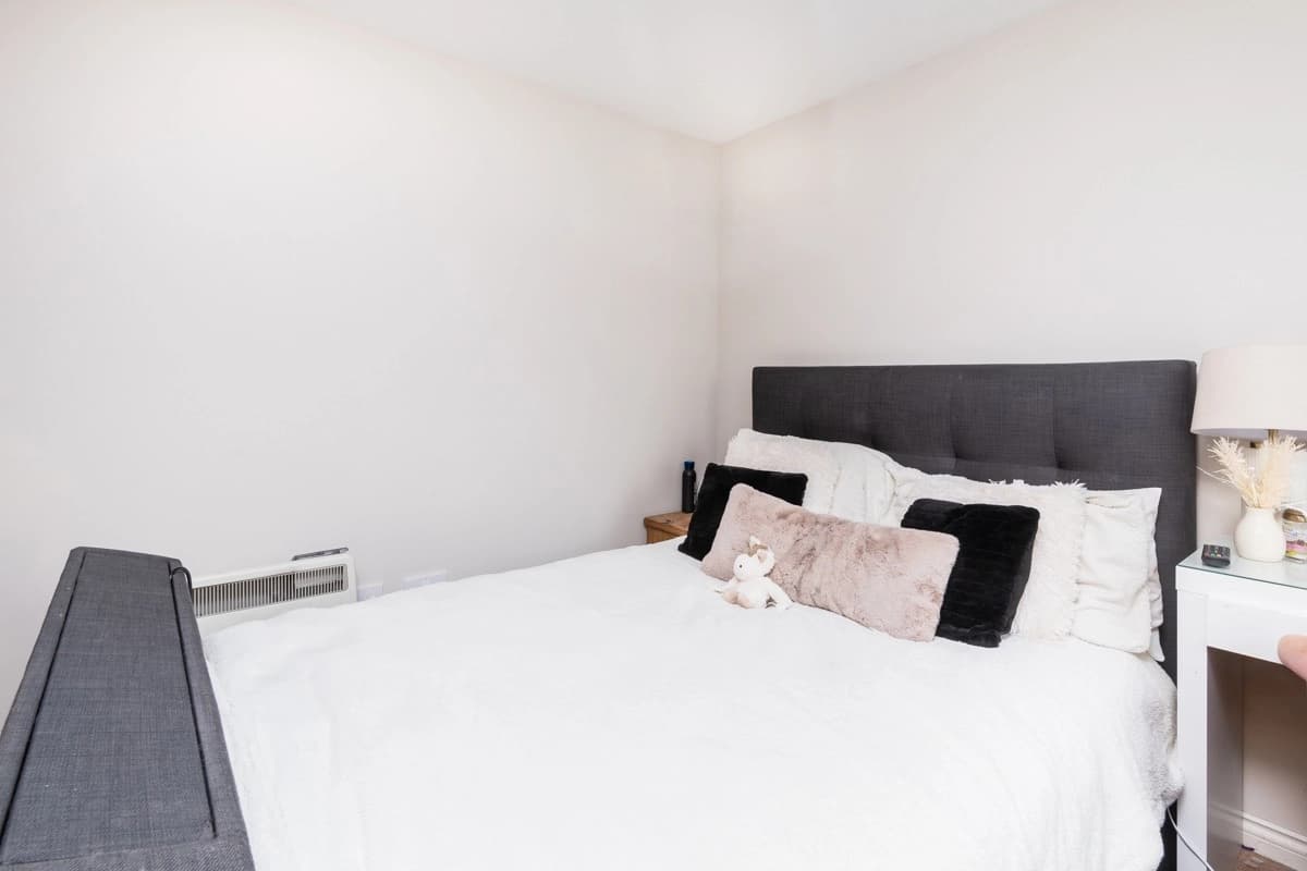 property photo 11 of 18