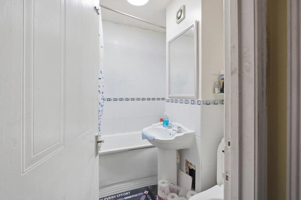 property photo 6 of 11